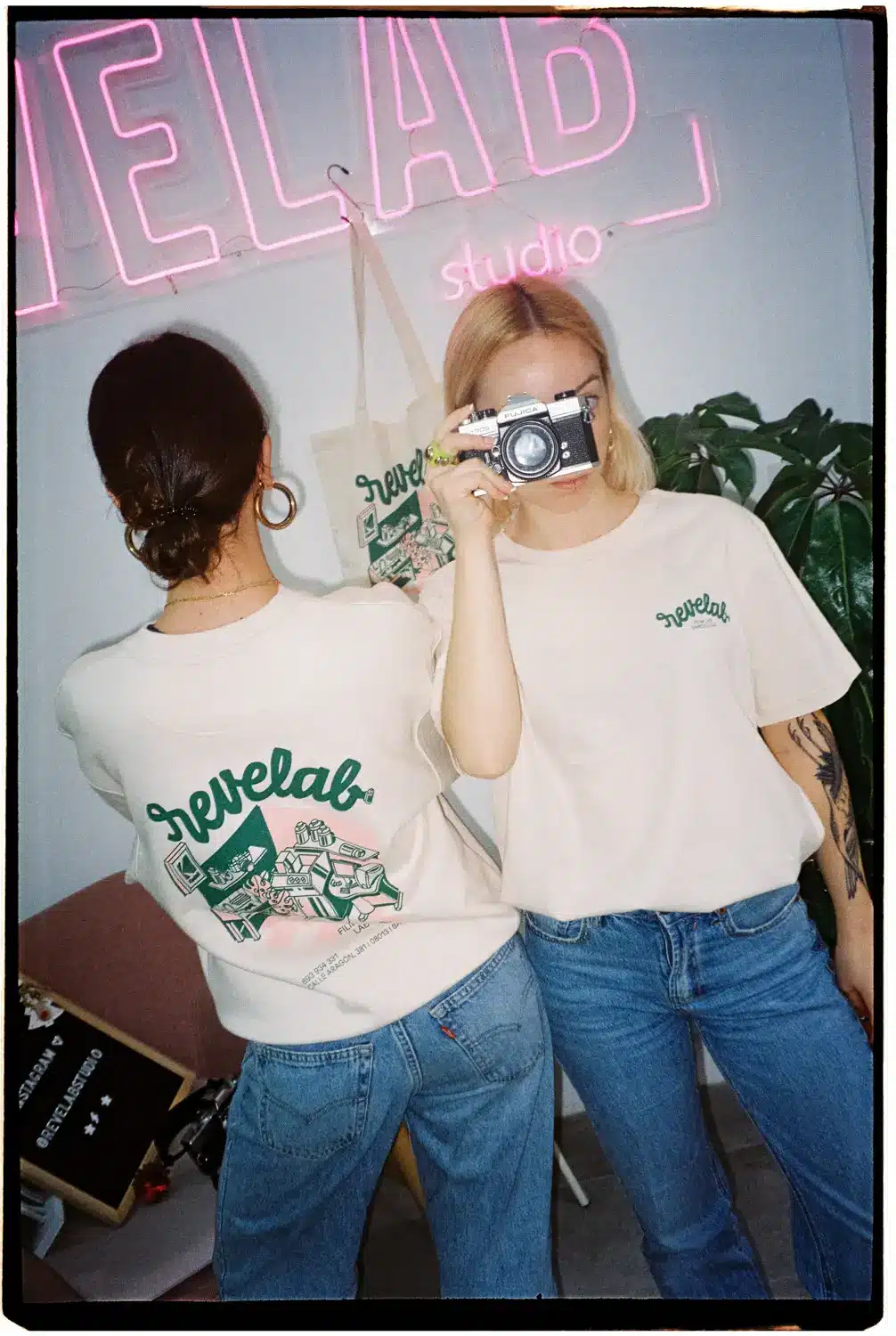 Camiseta REVELAB Film Lab x Oscar Medina @medinaoscar REVELAB Studio