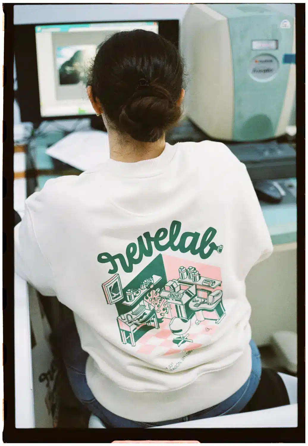 Sudadera REVELAB Film Lab x Oscar Medina @medinaoscar REVELAB Studio