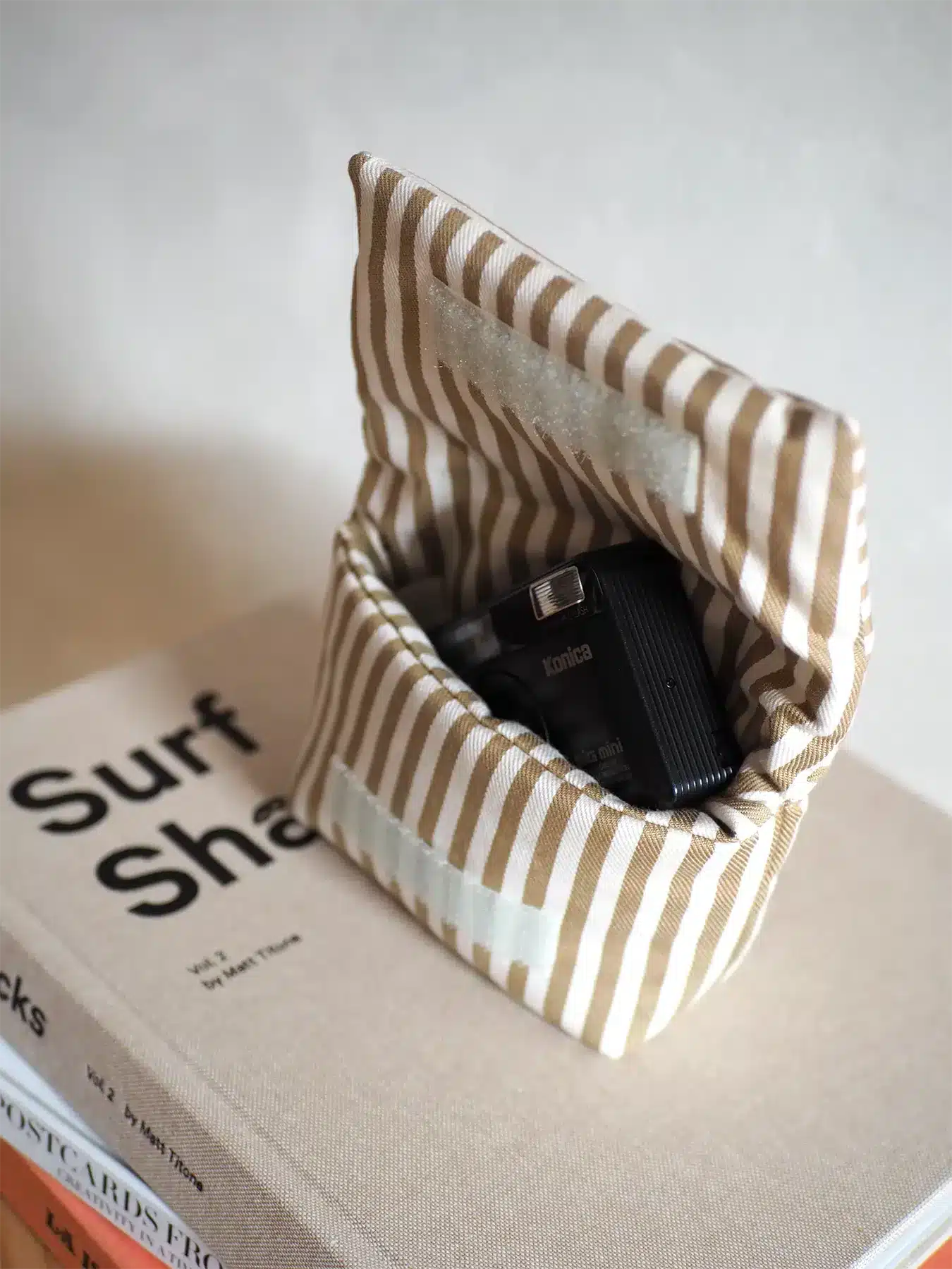 Siestalsol Brown Stripped Camera Pouch funda camara compacta acolchada REVELAB Studio