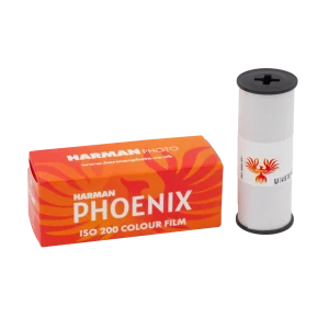 Película negativa en color Harman Phoenix 200 ISO 200 en formato 120 y 35mm, con grano visible y saturación intensa
