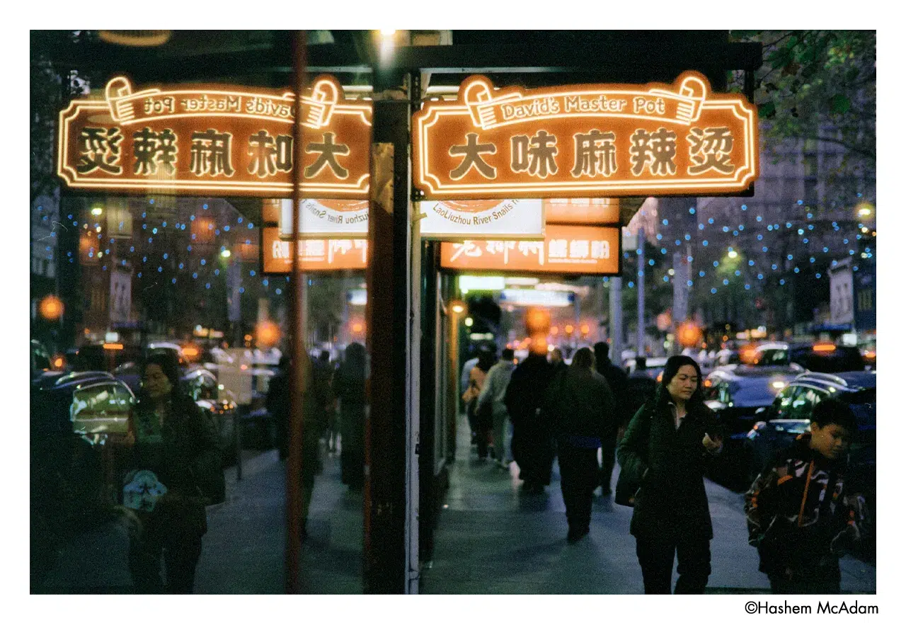 Ejemplo de resultados de la pelicula Harman Phoenix II 35mm disparada en exteriores de noche