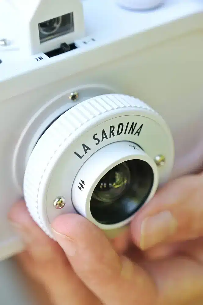 Lomogrpahy La Sardina DIY Flash 35mm camera black 9007710004404 revelab studio barcelona