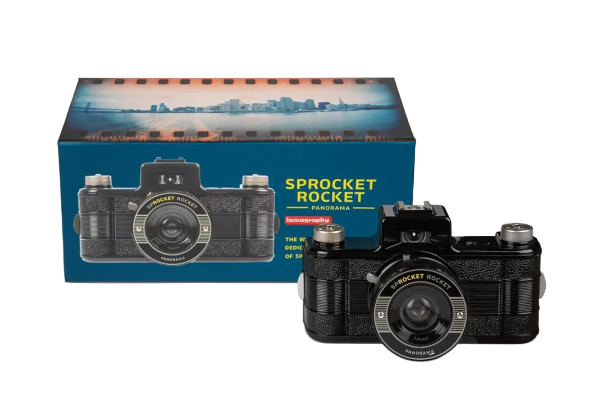 Cámara analógica Lomography Sprocket Rocket 35mm en formato panorámico con diseño retro y capturas que incluyen las perforaciones del negativo 9007710006330