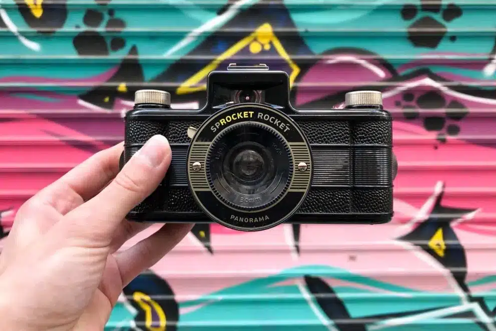 Cámara analógica Lomography Sprocket Rocket 35mm en formato panorámico con diseño retro y capturas que incluyen las perforaciones del negativo 9007710006330