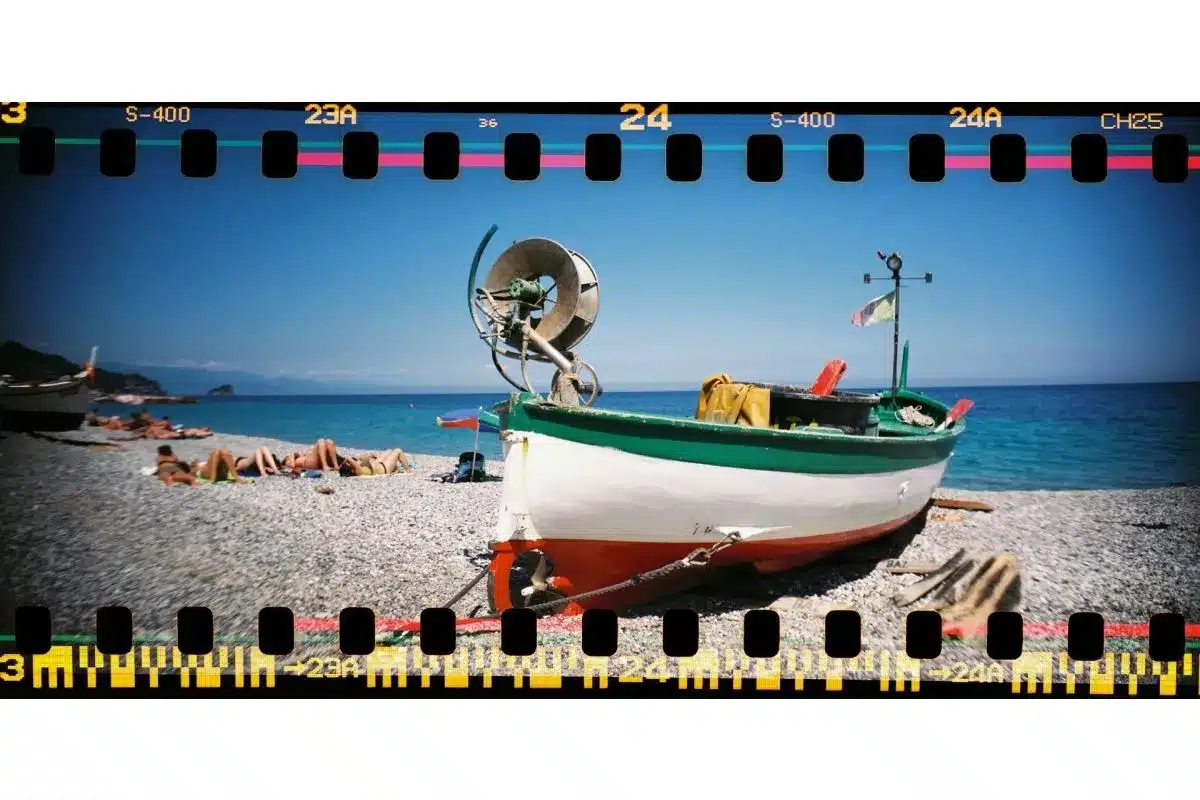 Cámara analógica Lomography Sprocket Rocket 35mm en formato panorámico con diseño retro y capturas que incluyen las perforaciones del negativo 9007710006330