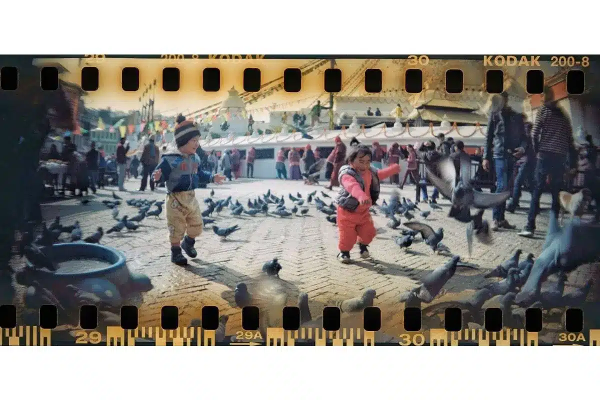 Cámara analógica Lomography Sprocket Rocket 35mm en formato panorámico con diseño retro y capturas que incluyen las perforaciones del negativo 9007710006330