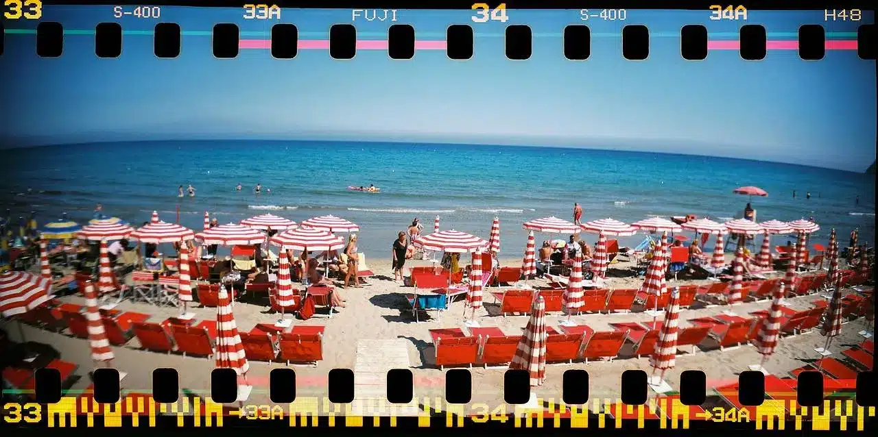 Cámara analógica Lomography Sprocket Rocket 35mm en formato panorámico con diseño retro y capturas que incluyen las perforaciones del negativo 9007710006330