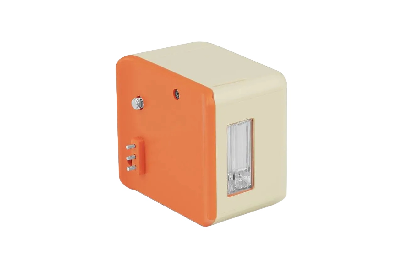 Cámara Lomography Lomomatic 110 Golden Gate con flash desmontable, en formato 110, diseño dorado metálico y estilo retro disponible en REVELAB Studio.