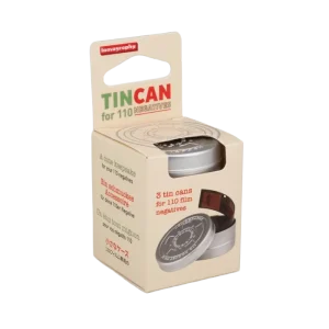 Lata metálica Lomography Tin Film Container 110 con tapa a presión, ideal para proteger carretes 110. Diseño retro