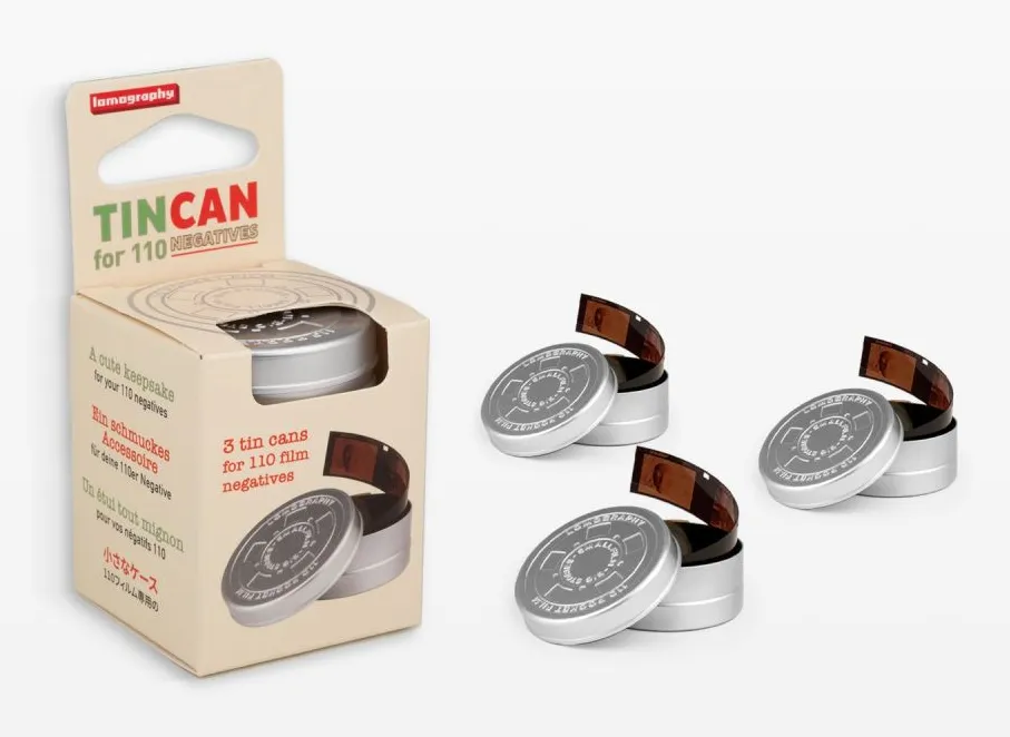 Lata metálica Lomography Tin Film Container 110 con tapa a presión, ideal para proteger carretes 110. Diseño retro