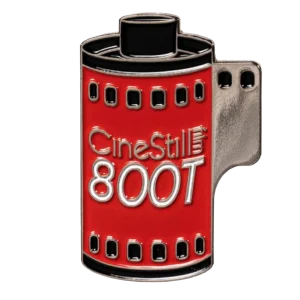 Pin CineStill 800T Tungsten esmaltado en plata con diseño de rollo de película