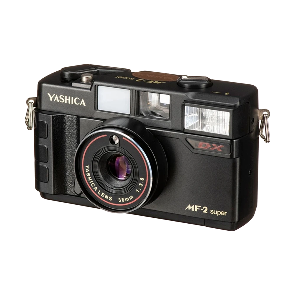 Cámara analógica Yashica MF-2 Super de 35 mm con lente 38 mm f/3.8 y flash automático. Compacta, vintage y perfecta para iniciarse en la fotografía con film. Disponible en REVELAB Studio