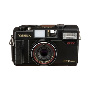 Cámara analógica Yashica MF-2 Super de 35 mm con lente 38 mm f/3.8 y flash automático. Compacta, vintage y perfecta para iniciarse en la fotografía con film. Disponible en REVELAB Studio