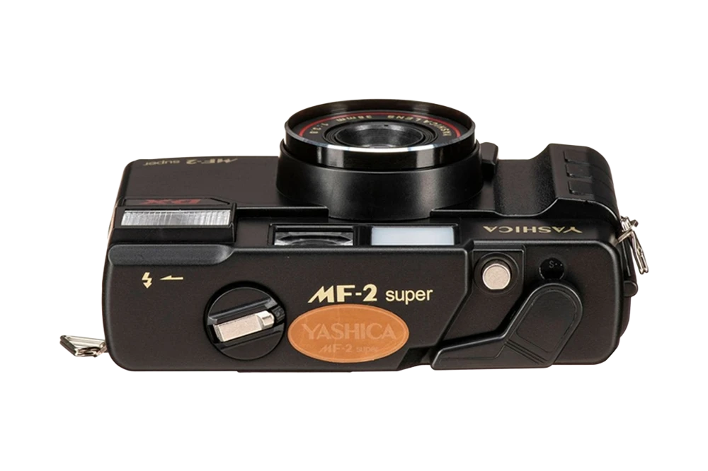 Cámara analógica Yashica MF-2 Super de 35 mm con lente 38 mm f/3.8 y flash automático. Compacta, vintage y perfecta para iniciarse en la fotografía con film. Disponible en REVELAB Studio