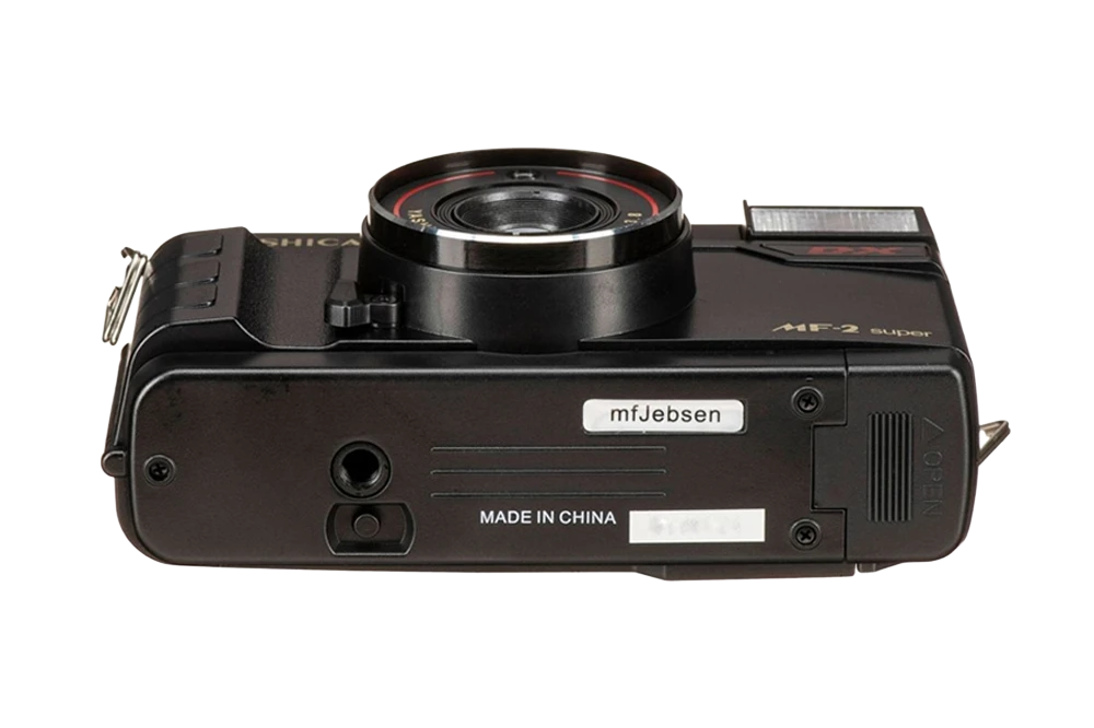 Cámara analógica Yashica MF-2 Super de 35 mm con lente 38 mm f/3.8 y flash automático. Compacta, vintage y perfecta para iniciarse en la fotografía con film. Disponible en REVELAB Studio