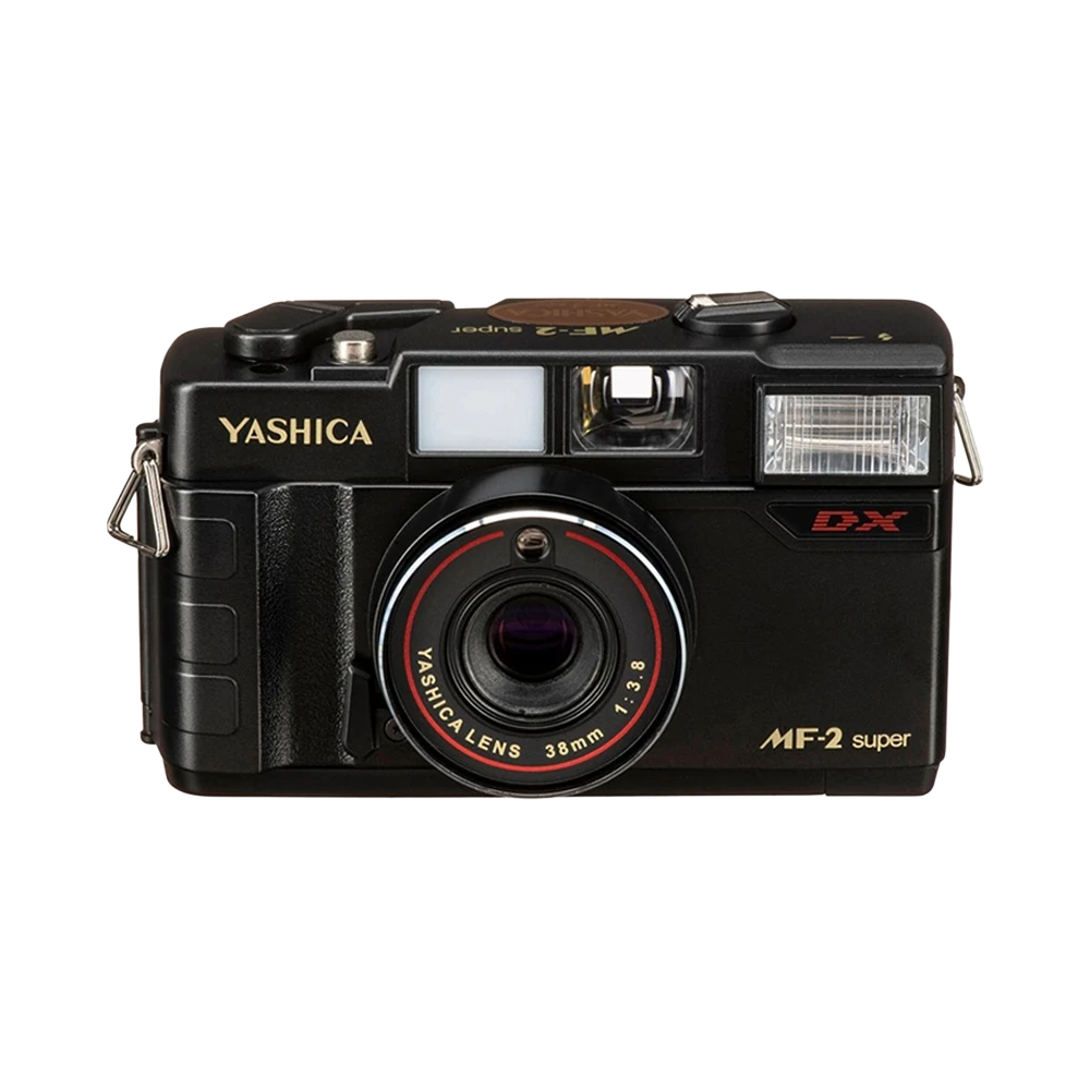 Cámara analógica Yashica MF-2 Super de 35 mm con lente 38 mm f/3.8 y flash automático. Compacta, vintage y perfecta para iniciarse en la fotografía con film. Disponible en REVELAB Studio