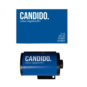 Carrete Cándido 800 35mm ISO 800, película negativa en color con grano visible y alto rendimiento en baja luz. Disponible en REVELAB Studio