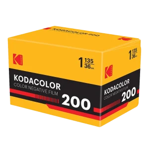 Carrete Kodak Kodacolor 200 35mm ISO 200, película negativa en color con grano fino, tonos cálidos y alta versatilidad. Disponible en REVELAB Studio.