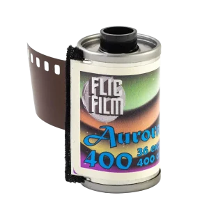 Carrete Flic Film Aurora 400 35mm ISO 400 de 36 exposiciones, película negativa en color versátil con colores naturales y contraste equilibrado.