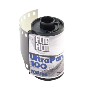 Carrete Flic Film UltraPan 100 35mm ISO 100, película blanco y negro de grano fino, amplia latitud y estética cinematográfica.