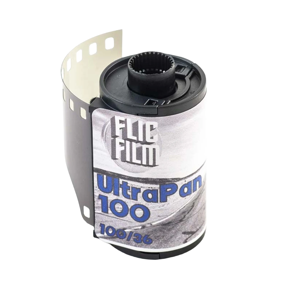Carrete Flic Film UltraPan 100 35mm ISO 100, película blanco y negro de grano fino, amplia latitud y estética cinematográfica.