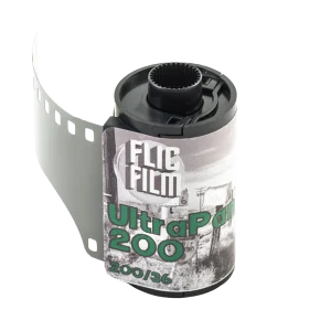 Carrete Flic Film UltraPan 200 35mm ISO 200 de 36 exposiciones, película blanco y negro de amplia latitud y buena resolución.